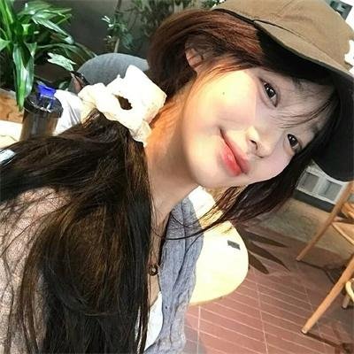 在大雪封闭的山庄里